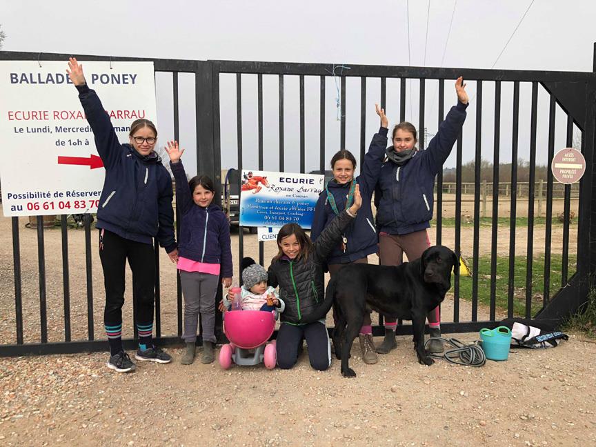 Les jeunes cavaliers à l'entrée de l'écurie